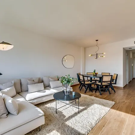Vacation I 1 Puerto Banus Sea Front Rental, Renovated 아파트